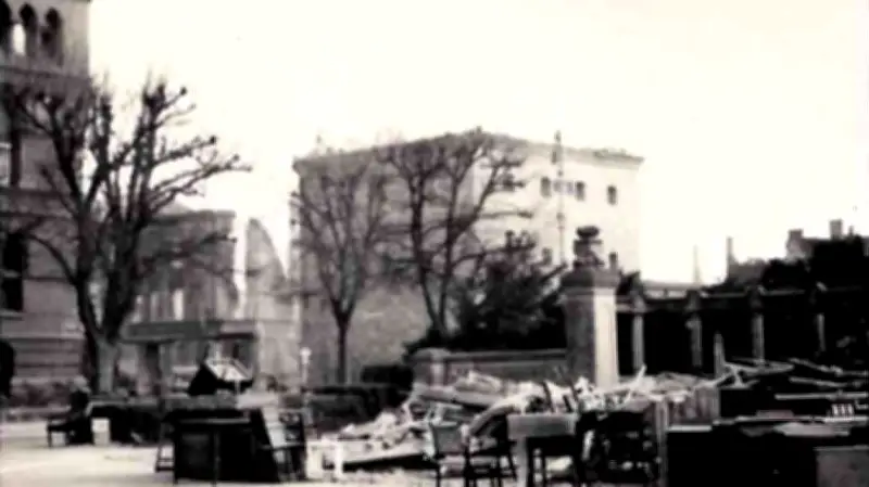 Historische Ansichten Rostock: Kriegstrümmer und Möbel aus dem Jahr 1942 im Rosengarten