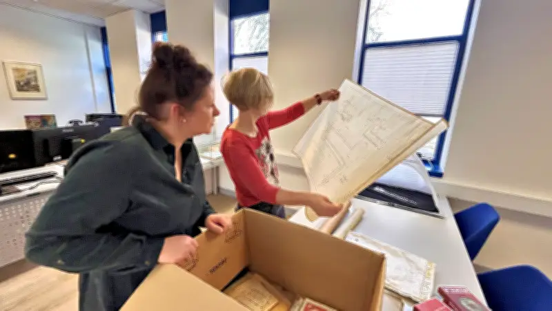 Historische Schätze: Kreissparkasse übergibt erstes Sparbuch und Archivgut an Bitterfelder Stadtarchiv