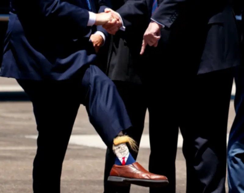 Historischer Besuch: Russische Duma-Abgeordnete erhalten Trump-Socken in den USA