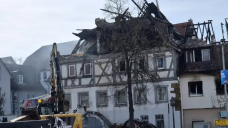 Historisches Fachwerkhaus in Pleidelsheim durch Brand komplett zerstört – 21 Menschen obdachlos