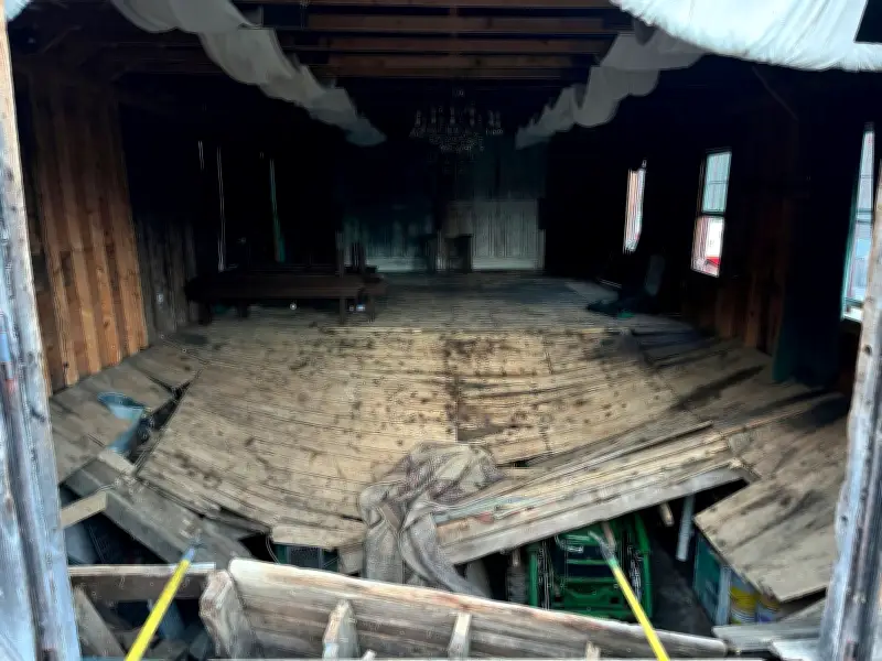 Hochzeitsdrama in New Hampshire: Holzboden bricht ein - Dutzende Gäste stürzen in Keller