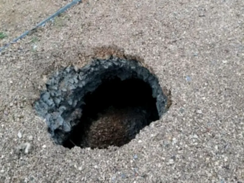 Hohlraum auf Nienburger Friedhof: Stadtverwaltung reagiert auf plötzliches Loch