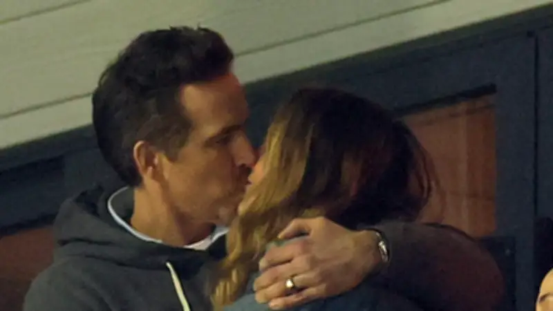 Hollywood-Paar im Stadion: Blake Lively und Ryan Reynolds zeigen leidenschaftliche Küsse beim Fußball