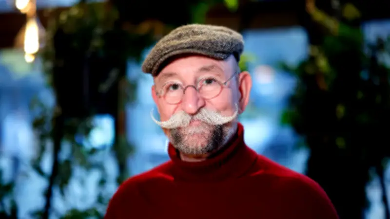Horst Lichter enthüllt: So entsteht sein legendärer Zwirbelbart im TikTok-Video