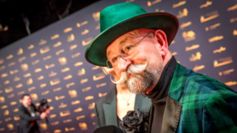 Horst Lichter spendet Weihnachtsgeschenk-Kuh an Hilfsorganisation für Frauen in Kenia