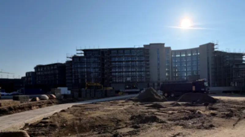 Hotelbau-Verzögerung in Klink belastet Dorfkasse und Wegebau-Projekte