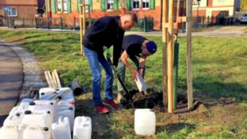 Hoym: Ulmen-Allee am Radweg R1 wird durch Spender komplettiert