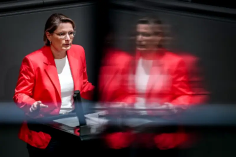 Hubigs Appell an Männer: „Ergreifen Sie Partei gegen digitale Gewalt!“