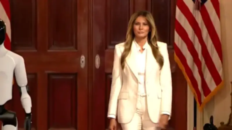 Humanoid-Roboter an Melania Trumps Seite sorgt für Aufsehen auf Technologiegipfel