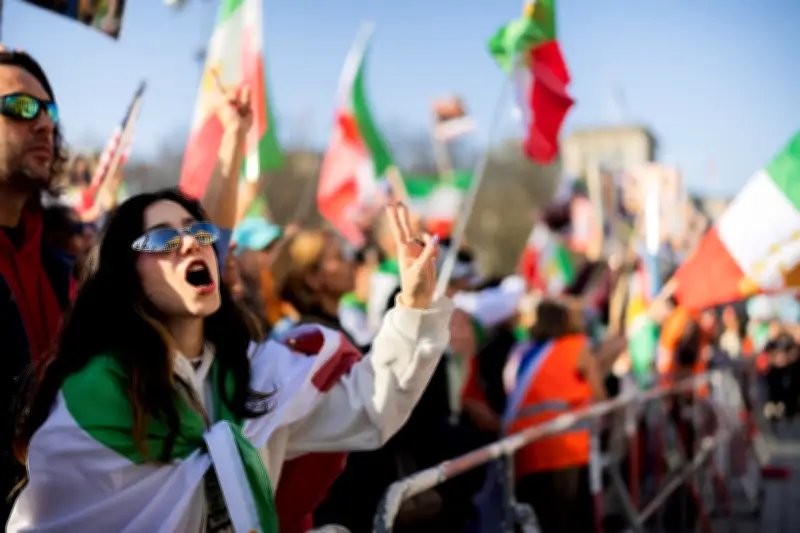 Hunderte demonstrieren am Brandenburger Tor für Freiheit im Iran