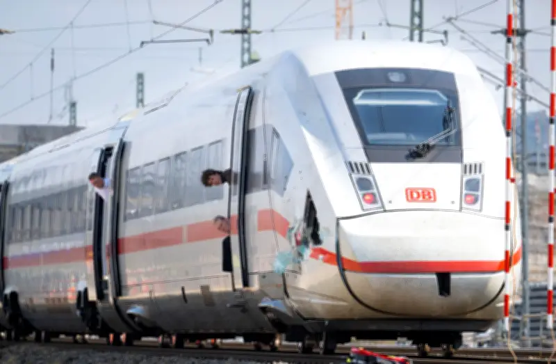 ICE kollidiert mit Baggerarm bei Gelnhausen: Baggerfahrer verletzt, Strecke gesperrt