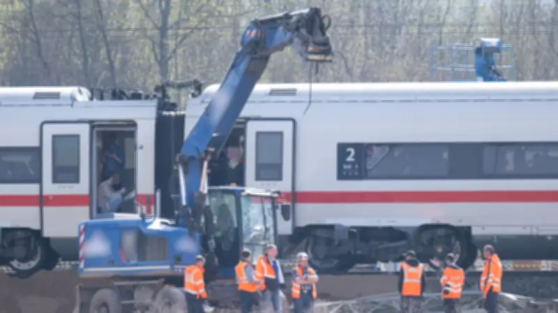 ICE-Kollision mit Baggerarm in Hessen: Strecke gesperrt, 650 Fahrgäste unverletzt