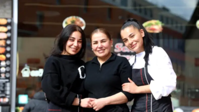 Imbisschefin nimmt Stammkundin nach Wohnungsbrand auf: Ein Akt der Menschlichkeit