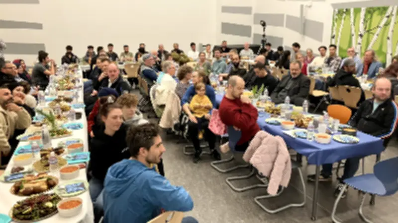 Interreligiöses Fastenbrechen in Schwerin: Muslime und Christen teilen Mahlzeit und Dialog