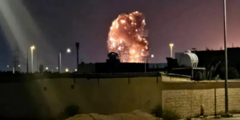 Iran-Angriffe auf Katar: Energiekrieg am Golf droht - Gaspreise explodieren