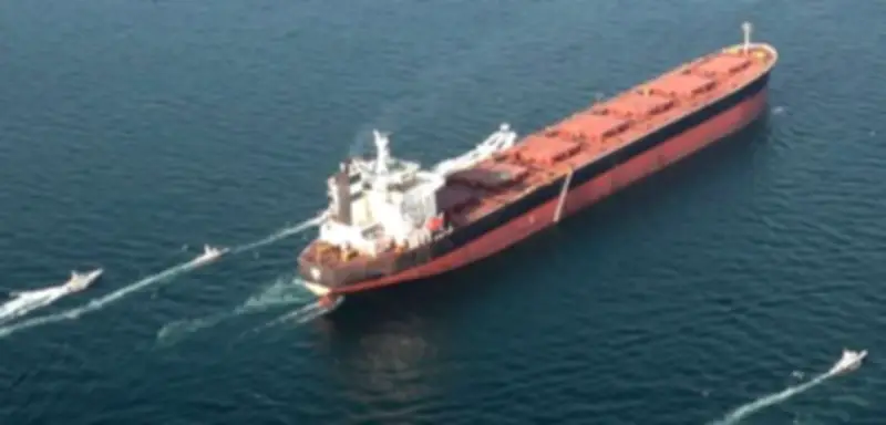 Iran droht mit Schließung der Straße von Hormus – Ölpreis steigt dramatisch