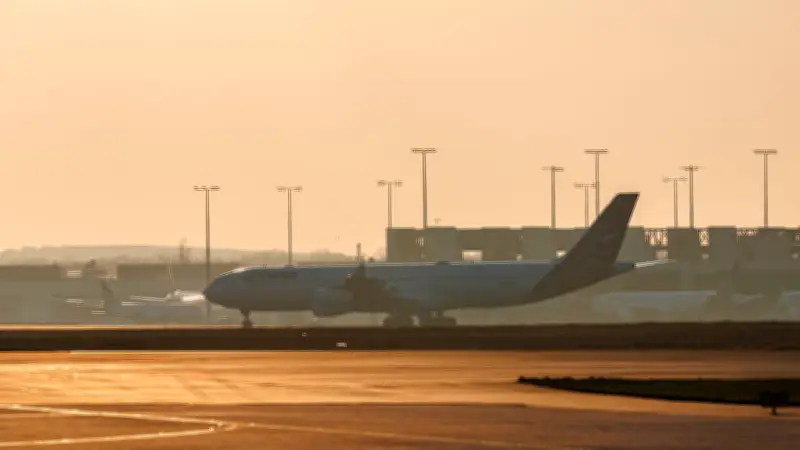 Iran-Krieg sperrt Luftraum: Droht Kündigung bei verspäteter Rückkehr aus dem Urlaub?