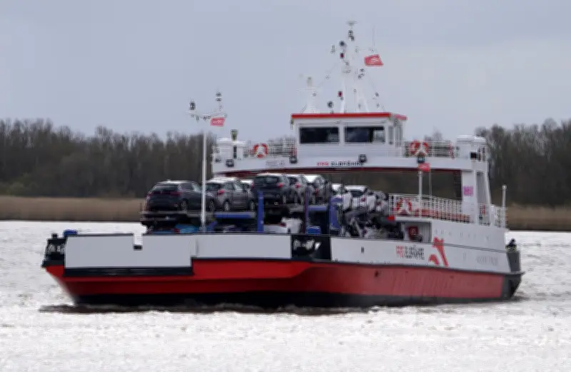 Iran-Krieg treibt Dieselpreise: Elbfähre Glückstadt erhebt Treibstoffzuschlag
