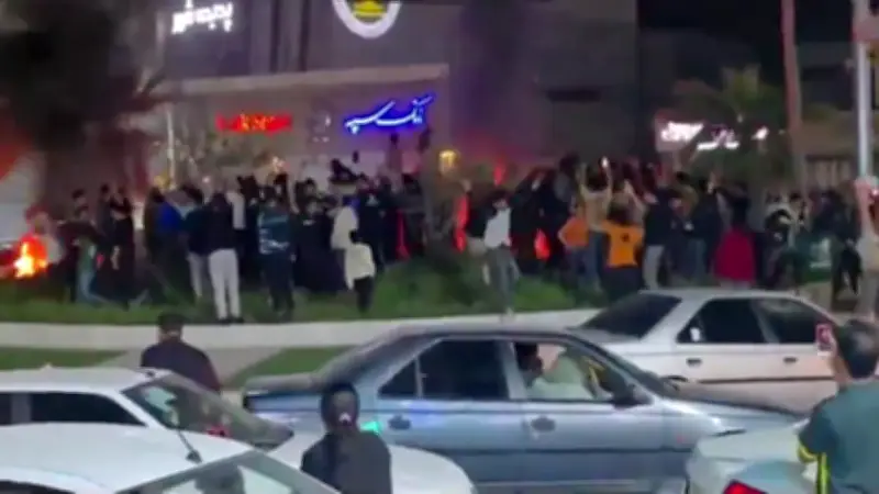 Iraner feiern Ende der Mullah-Herrschaft: Freudentänze nach Tod von Ali Chamenei