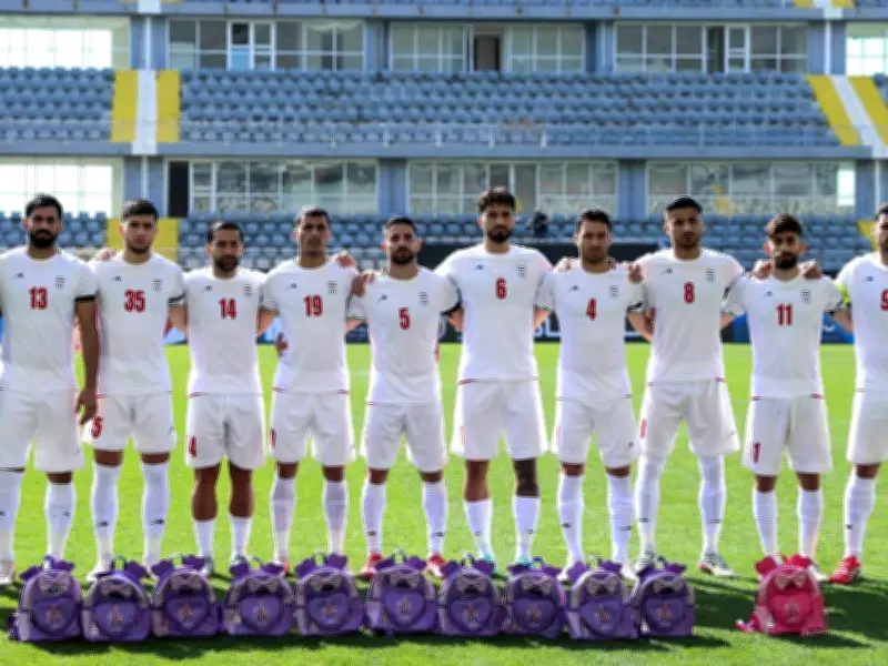 Iranische Fußballer zeigen Solidarität mit Trauerflor und Rucksäcken