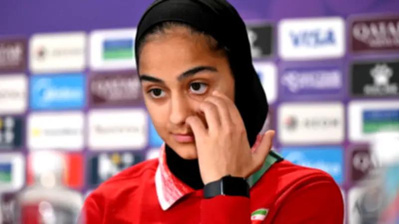 Iranische Fußballerin kämpft mit Tränen bei Asien-Cup: Sorgen um Heimat überschatten Turnier