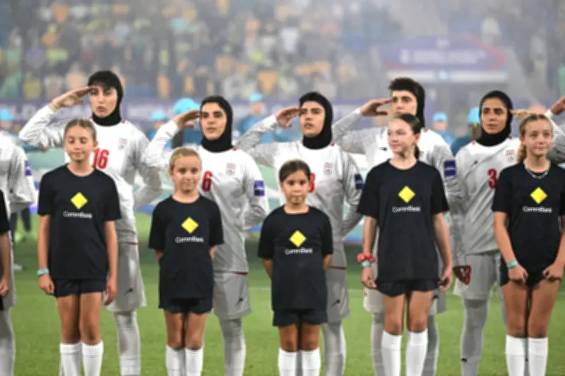 Iranische Fußballerinnen beim Asien Cup: Vom Protest zum Salutieren