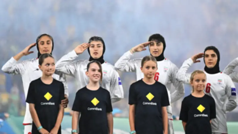 Iranische Fußballerinnen: Vom stillen Protest zum Salutieren bei der Nationalhymne
