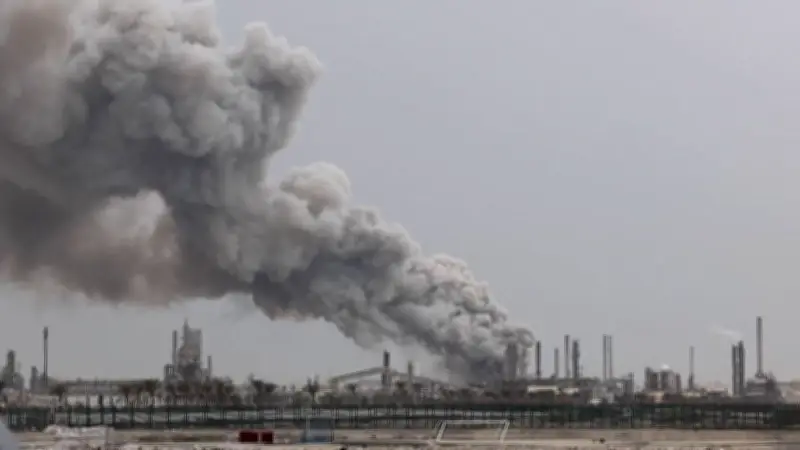 Iranischer Drohnenangriff: Rauchwolken über Bahrains Ölraffinerie nach Attacke