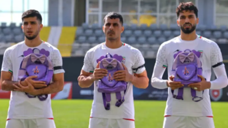 Iranisches Länderspiel: Schulranzen-Protest gegen Kriegsopfer im Stadion von Antalya