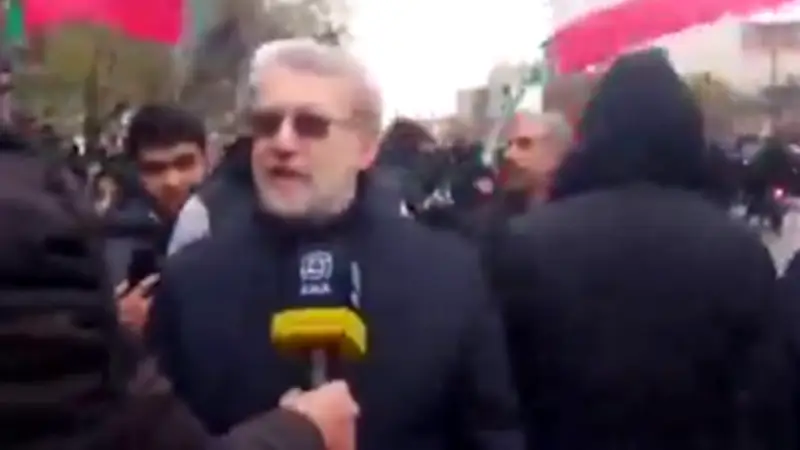 Irans Sicherheitschef Larijani: Trotziger Auftritt in Teheran mit Rauchwolken