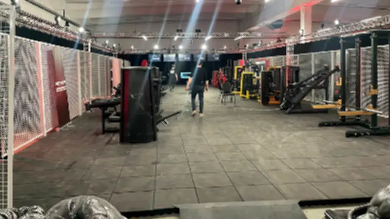 IRON CAGE startet heute: Fitness-Extrem-Experiment mit 1 Million Kilo in Gelsenkirchen