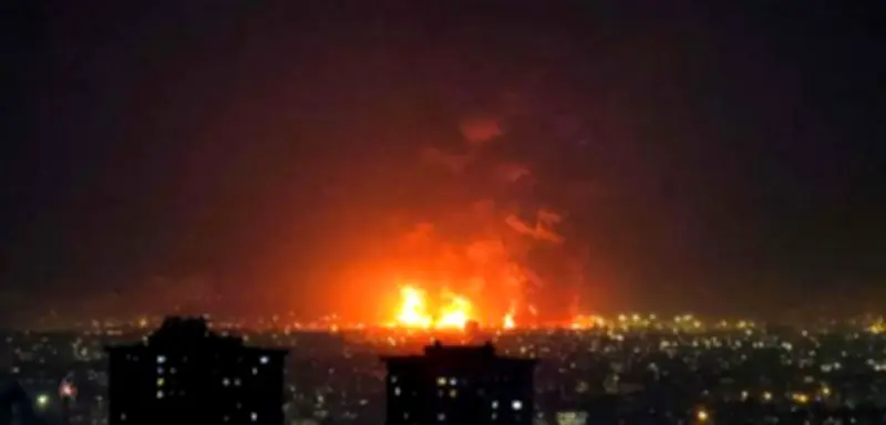 Israel attackiert iranische Ölanlagen: Bundesregierung zieht Personal aus Teheran ab