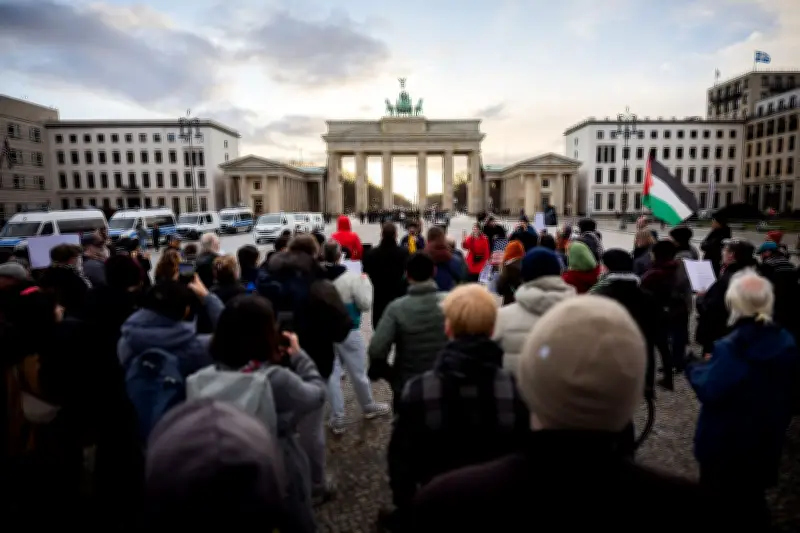Israelis for Peace demonstrieren in Berlin: Stopp der Militäroperationen im Nahen Osten gefordert