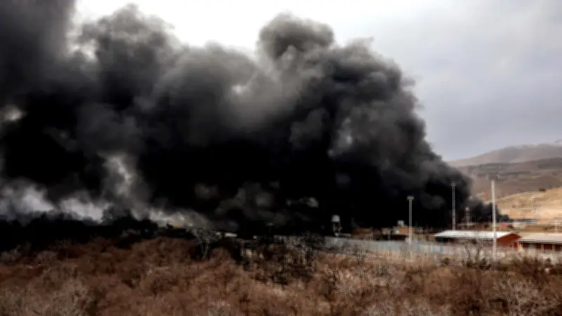 Israelische Angriffe auf iranische Ölindustrie: Schwarzer Regen über Teheran und Umweltkatastrophe droht