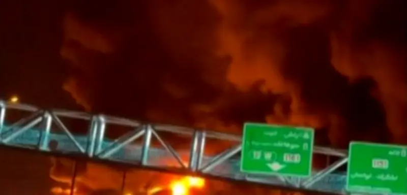 Israelische Luftangriffe auf Iran: Öllager in Flammen, schwarzer Regen über Teheran