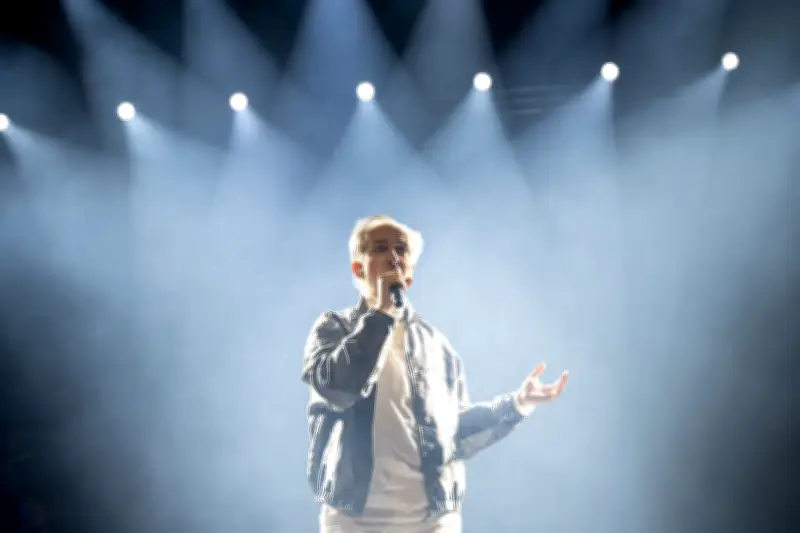 Jan Böhmermann startet 2027 neue satirische Tournee mit Live-Musik durch Deutschland