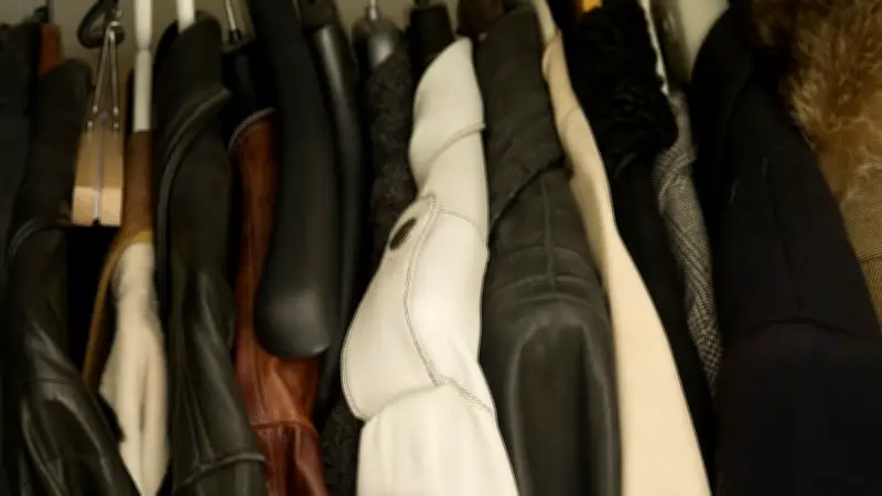 Japanischer Falt-Trick: So verstauen Sie Winterjacken platzsparend im Schrank