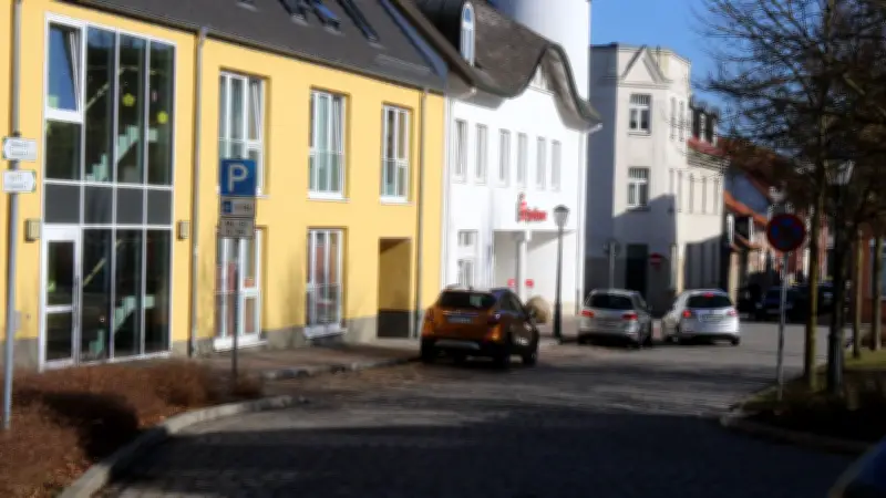 Jarmen: Parkplatznot am Neuen Markt blockiert Rettungs- und Lieferverkehr