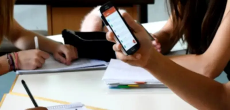 Jedes dritte Kind sieht belastende Inhalte in Klassenchats: Umfrage offenbart Problem