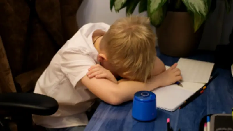 Jedes vierte Kind leidet: So erkennen und bewältigen Sie Schulstress bei Ihrem Kind