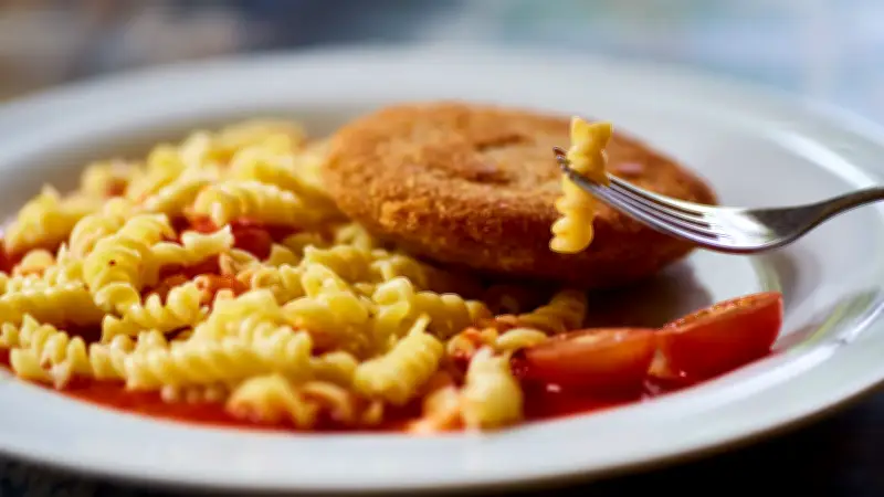 Jägerschnitzel im XXL-Format: DDR-Kultgericht erhält gigantische Neuinterpretation