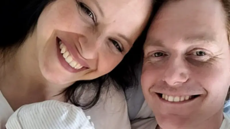 Johannes Heinrichs wird zum dritten Mal Vater: Netflix-Star begrüßt dritte Tochter