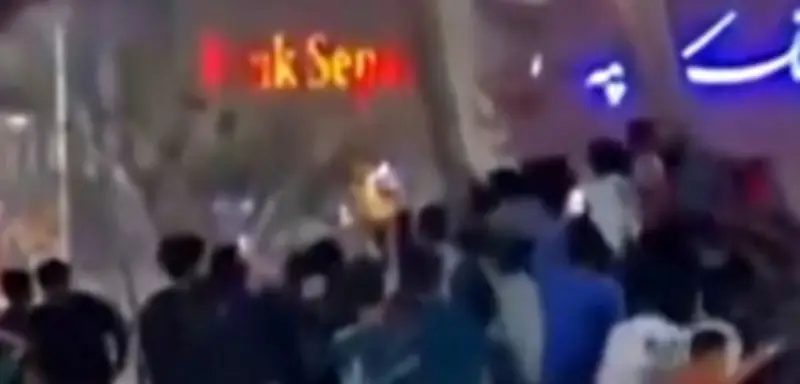 Jubel in Iran nach Tod von Ajatollah Khamenei: Statue gestürzt, Hoffnung auf Machtwechsel