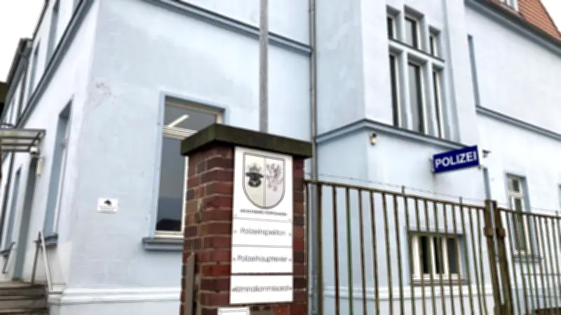 Jugendliche befreien festgefahrenes Auto mit Radlader - Polizei klärt ungewöhnlichen Einsatz