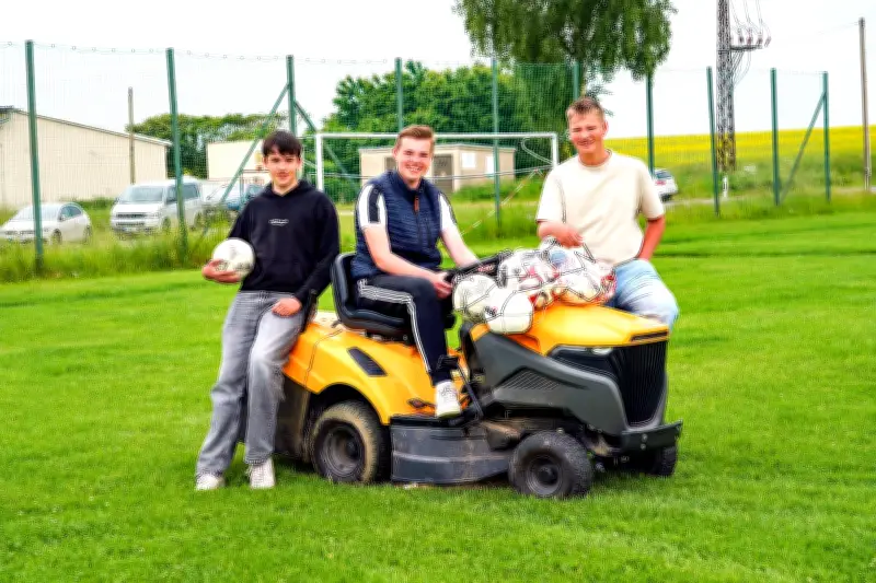 Junges Platzwart-Trio der SG Eintracht Lossa: Torwart Curt Schmitz als Tipp-Experte