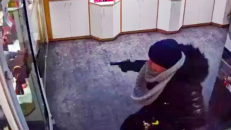 Juwelierüberfall in Kiel: 19-Jähriger gefasst, Komplize auf der Flucht – Beute 200.000 Euro