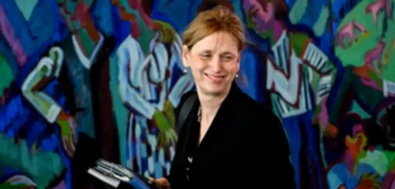 Karin Priens Sparpläne: Kettensäge im Osten gefährdet Demokratie