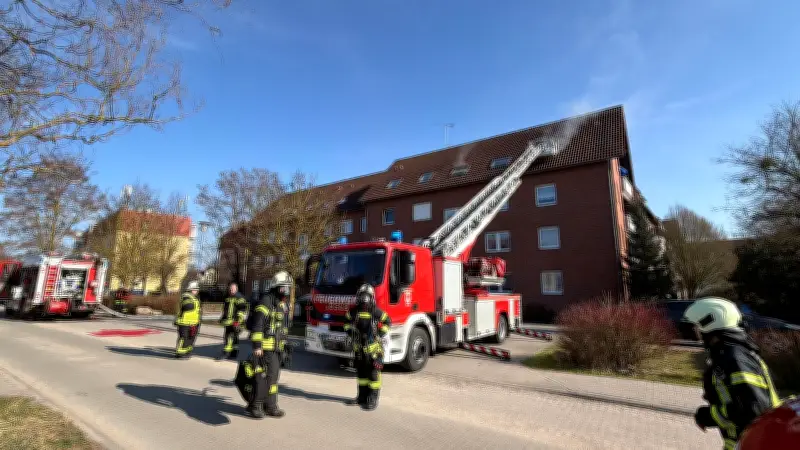 Küchenbrand in Templin: Mieterin verletzt - Feuerwehr verhindert Dachstuhlbrand