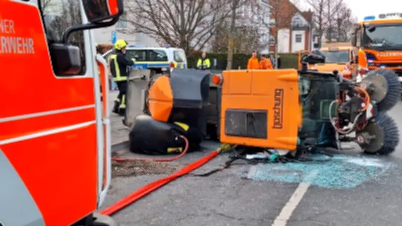Kehrmaschine in Berlin-Lichtenrade umgekippt - Fahrer leicht verletzt