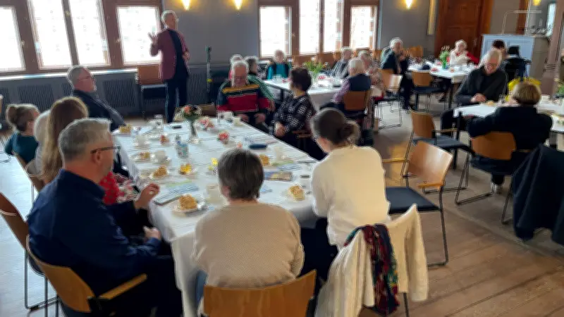 Kerzen und Mut: Wie Zeitzeugen in Neustrelitz die friedliche Revolution von 1989 lebendig halten